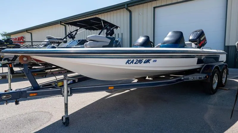 The Image of 2001 Skeeter ZX200 boat on trailer outside a warehouse. - 0