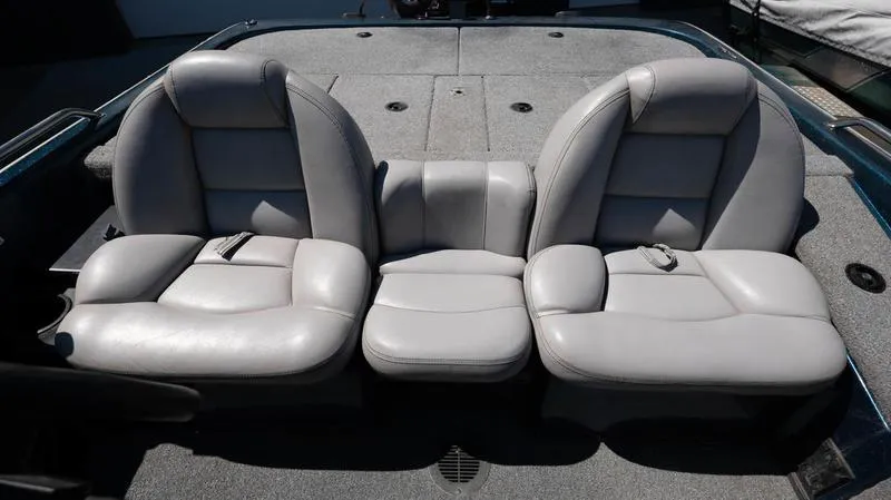 Slide: The Image of 2001 Skeeter ZX200 boat with gray leather seats. - 10