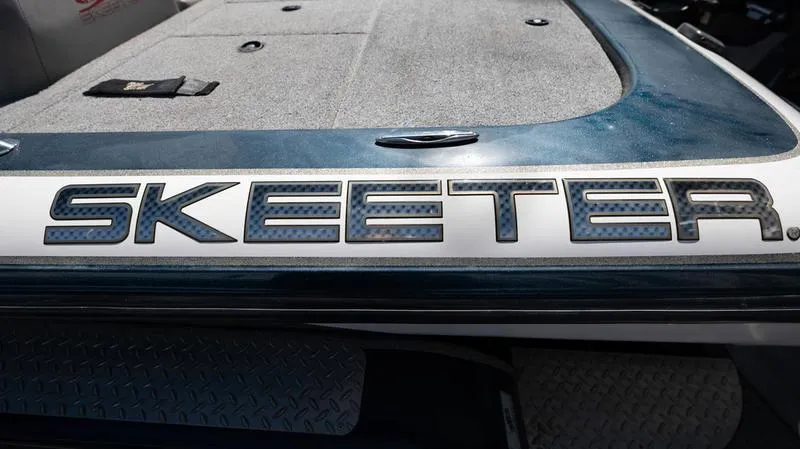 Slide: The Image of 2001 Skeeter ZX200 boat deck with logo. - 19