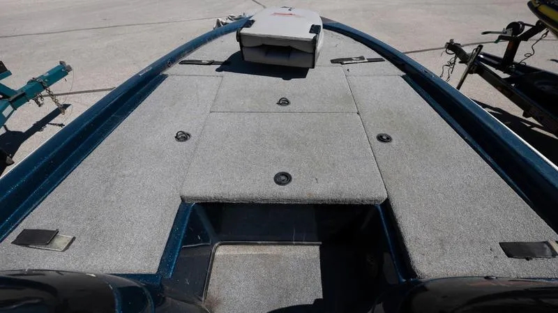 Slide: The Image of 2001 Skeeter ZX200 boat deck with storage compartments. - 4
