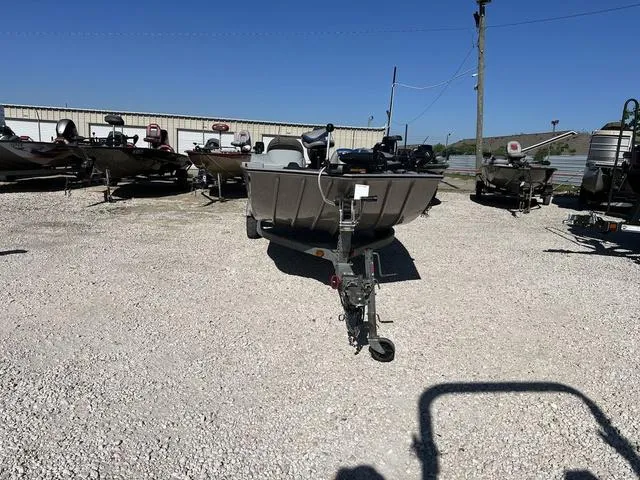 Slide: The Image of 2009 G3 Eagle 176 boat on gravel lot with other boats. - 3