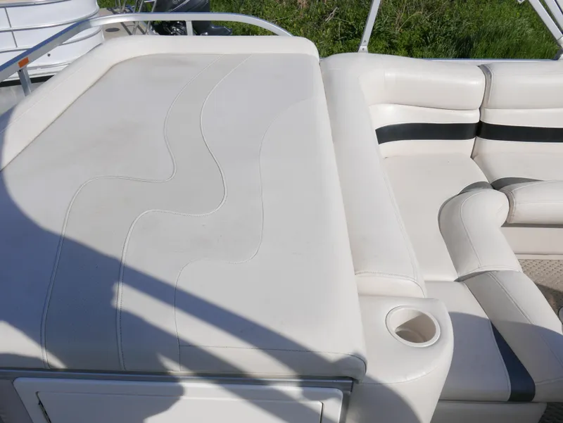 Slide: The Image of 2008 Manitou Oasis boat with white leather seating and cup holder. - 10