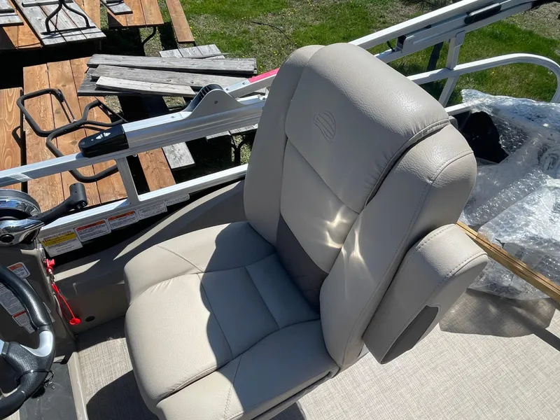 Slide: The Image of 2022 Sun Tracker SportFish 22 XP3 captain's chair and helm station. - 13