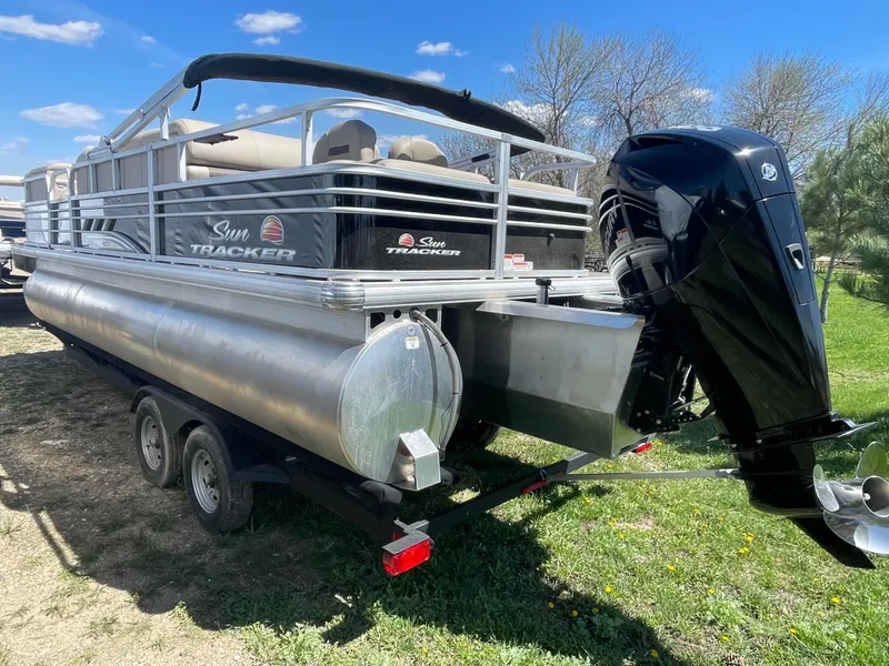 Slide: The Image of 2022 Sun Tracker SportFish 22 XP3 pontoon boat on trailer. - 4