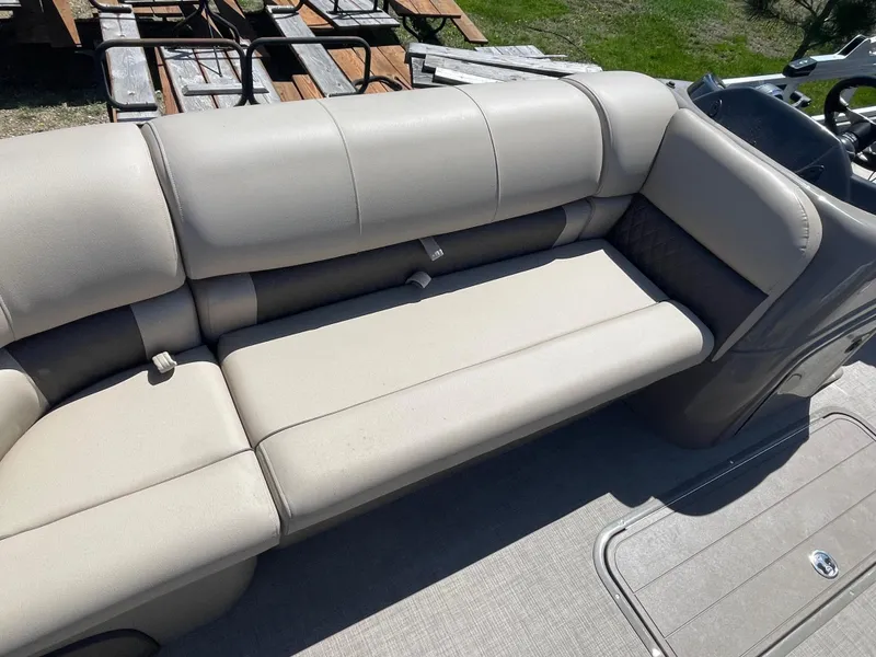 Slide: The Image of 2022 Sun Tracker SportFish 22 XP3 boat with beige seating. - 6