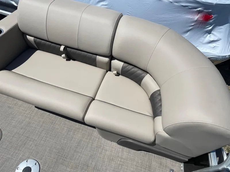 Slide: The Image of 2022 Sun Tracker SportFish 22 XP3 boat with beige cushioned seating. - 7