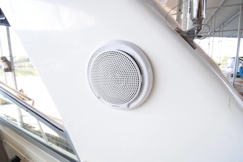 Slide: The Image of White speaker on a 1999 Sea Ray 290 Sundancer boat. - 33