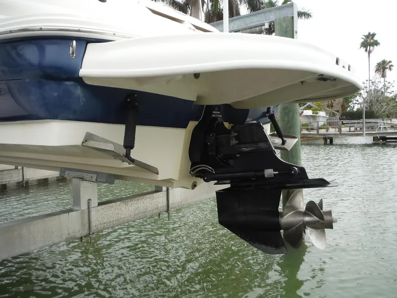 Slide: The Image of 2007 Sea Ray 240 Sundeck boat stern and propeller in marina. - 4