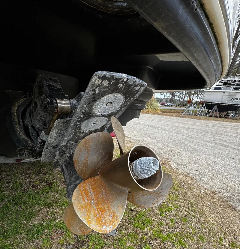 Slide: The Image of 2003 Sea Ray 220 Sundeck - 19