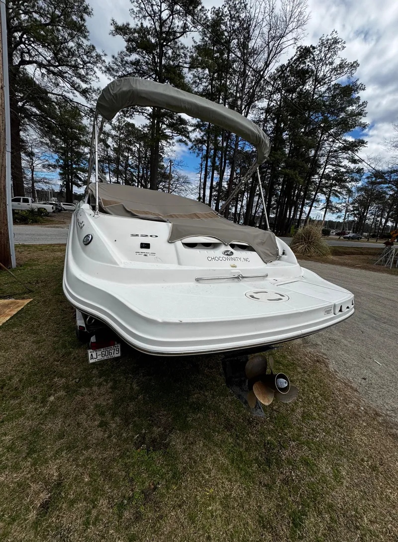 Slide: The Image of 2003 Sea Ray 220 Sundeck - 20