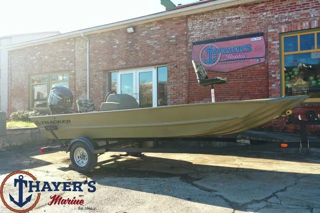 Slide: The Image of 2024 Tracker GRIZZLY® 1754 SC boat at Thayer's Marine dealership. - 24