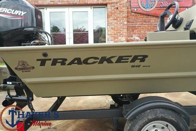 Slide: The Image of Tracker Grizzly 1648 SC 2024 - 12