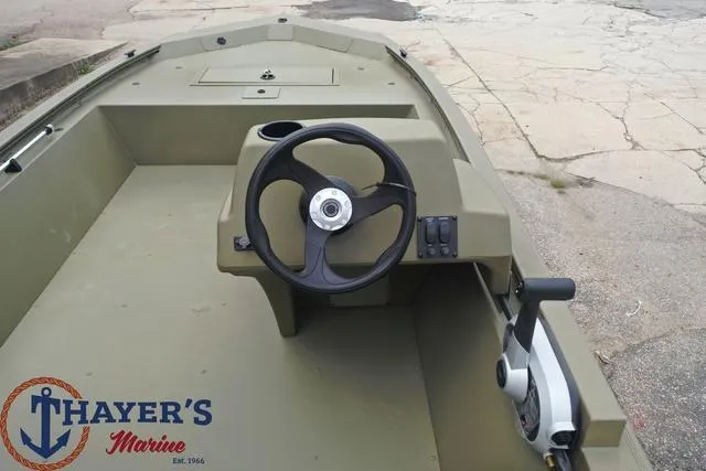 Slide: The Image of Tracker Grizzly 1648 SC 2024 - 14