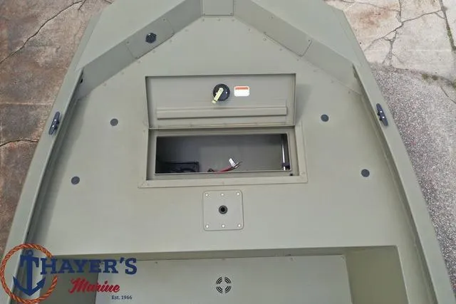 Slide: The Image of Tracker Grizzly 1648 SC 2024 - 15