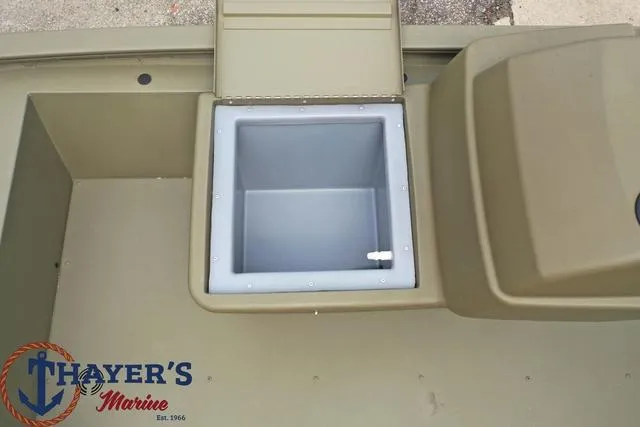 Slide: The Image of Tracker Grizzly 1648 SC 2024 - 16