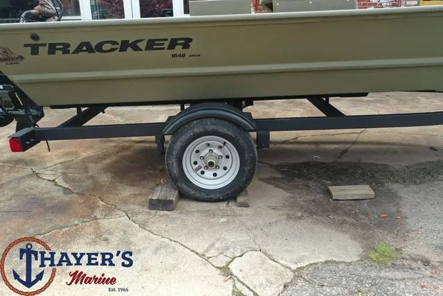 Slide: The Image of Tracker Grizzly 1648 SC 2024 - 17