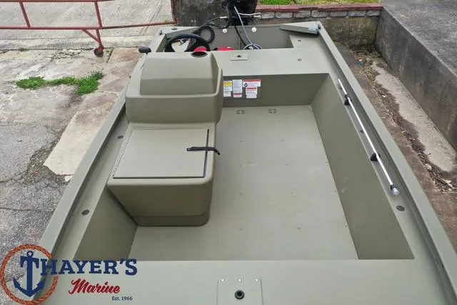 Slide: The Image of Tracker Grizzly 1648 SC 2024 - 8