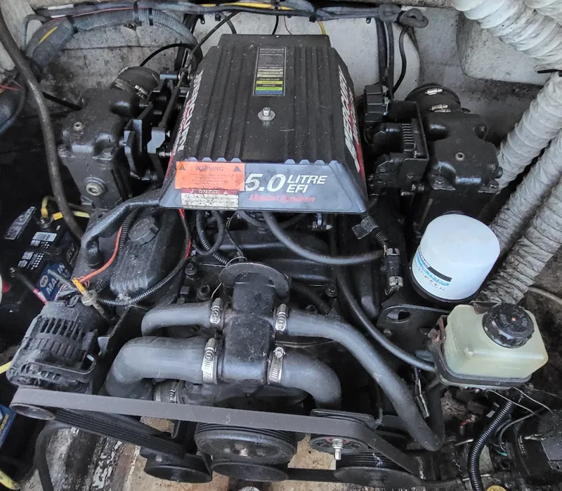 Slide: The Image of 2002 Chaparral Sunesta 233 engine, 5.0 liter EFI, detailed view. - 30