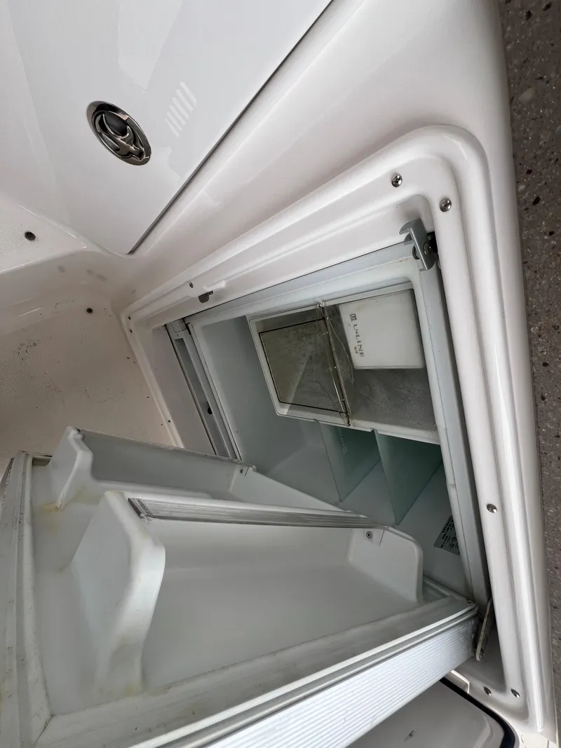 Slide: The Image of Regal 3760 Sportyacht 2010 - 18