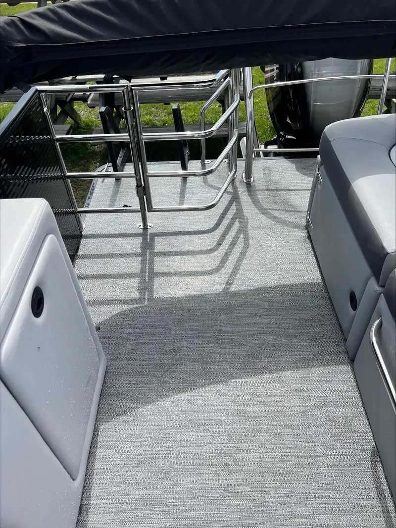 Slide: The Image of Godfrey SWEETWATER 2286 SFL 2023 - 4