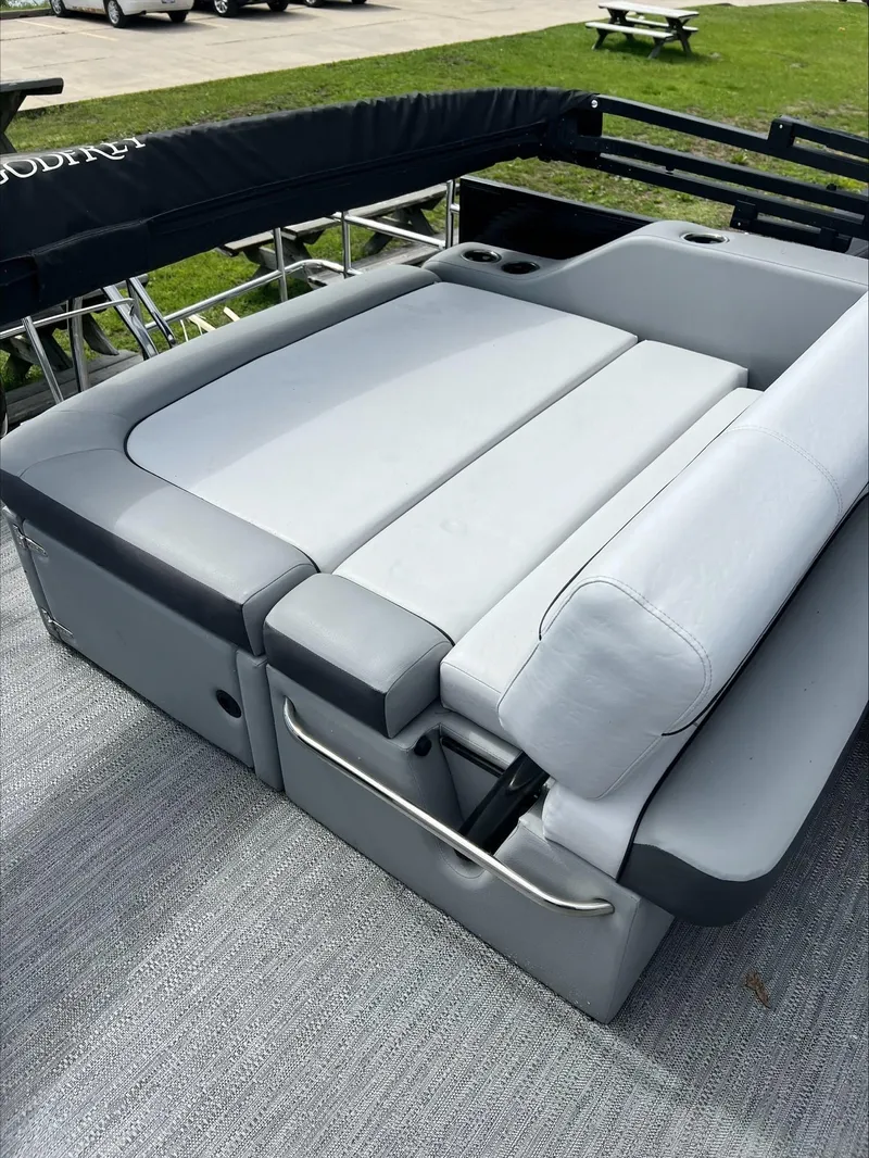 Slide: The Image of Godfrey SWEETWATER 2286 SFL 2023 - 6