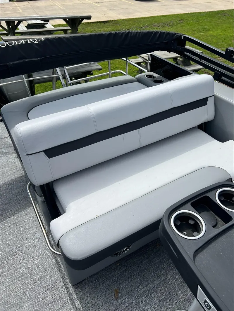 Slide: The Image of Godfrey SWEETWATER 2286 SFL 2023 - 7