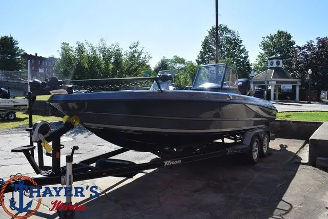 Slide: The Image of Triton 216 Allure 2017 - 20