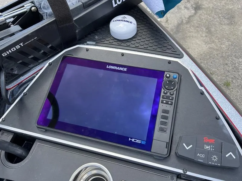 Slide: The Image of 2024 Ranger Z521R Ranger Cup Equipped boat with Lowrance HDS12 fishfinder. - 5
