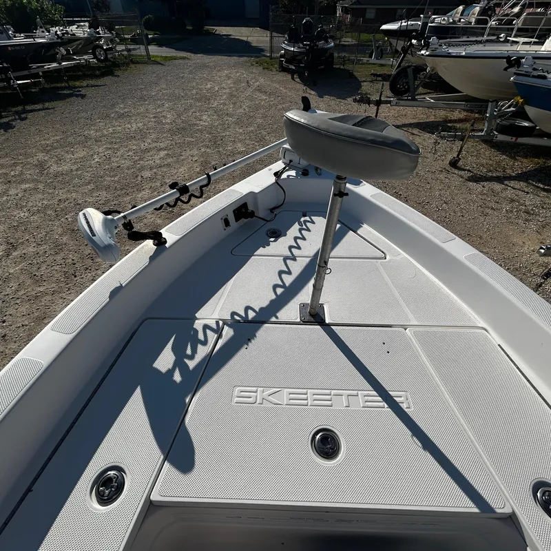Slide: The Image of 2008 Skeeter ZX2250 boat deck with seat and trolling motor. - 14