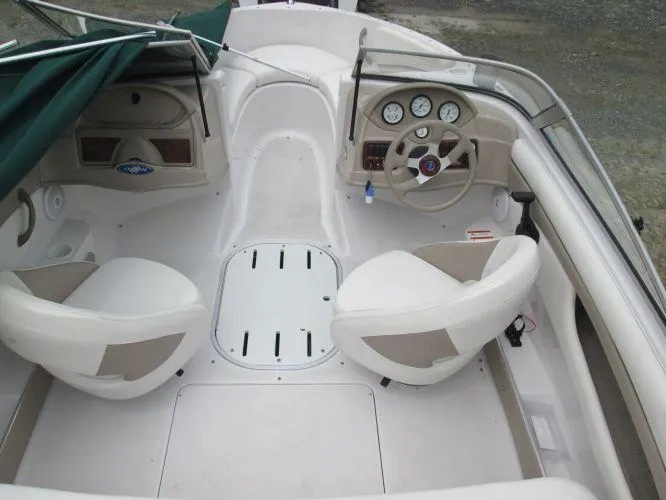 Slide: The Image of 2005 Four Winns 190 Horizon LE boat interior with steering wheel and seats. - 10