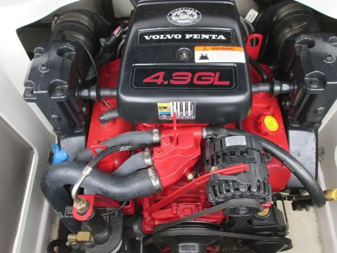 Slide: The Image of 2005 Four Winns 190 Horizon LE with Volvo Penta 4.3GL engine. - 12