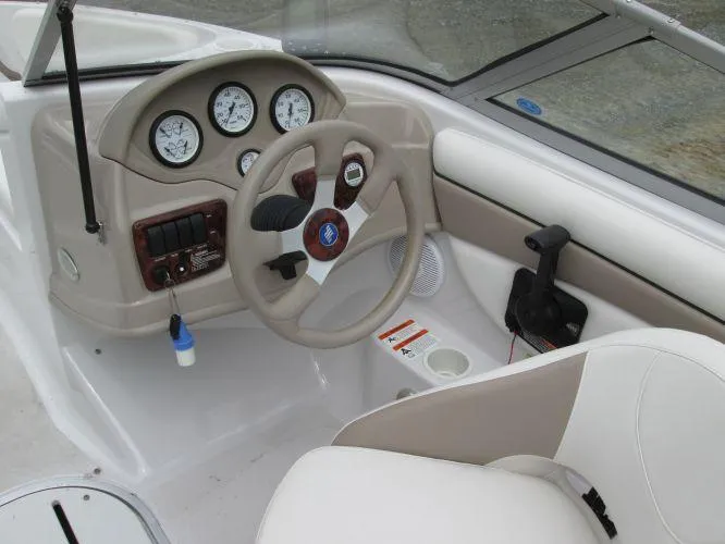 Slide: The Image of 2005 Four Winns 190 Horizon LE boat dashboard and steering wheel. - 14