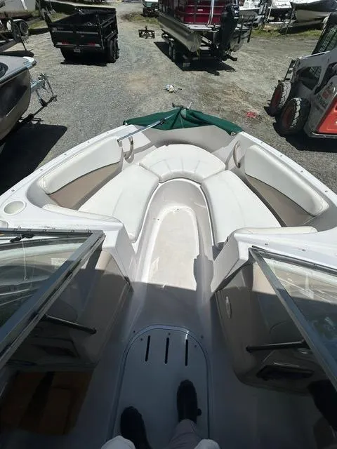 Slide: The Image of 2005 Four Winns 190 Horizon LE boat interior with bow seating area. - 18