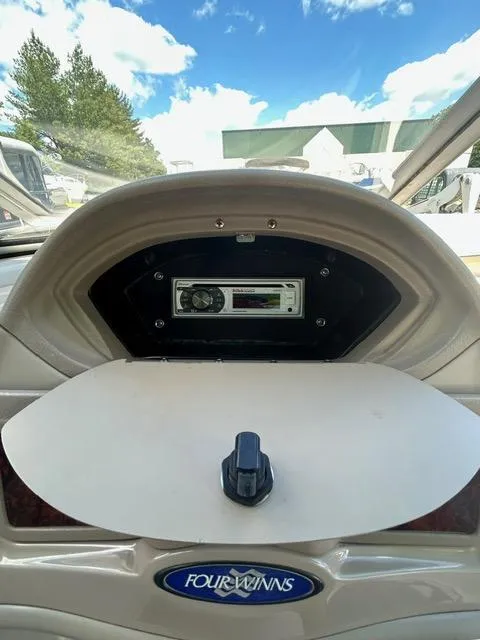 Slide: The Image of 2005 Four Winns 190 Horizon LE dashboard with stereo system. - 22