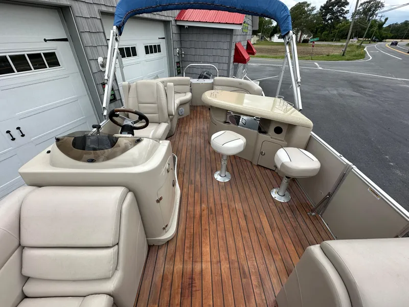 Slide: The Image of 2014 Avalon 2585 Catalina Bar / ENT Tri Toon High Performance boat with wood deck and seating. - 15