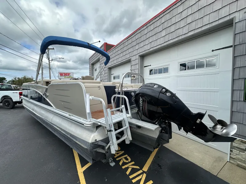 Slide: The Image of 2014 Avalon 2585 Catalina Bar / ENT Tri Toon High Performance boat with outboard motor. - 6