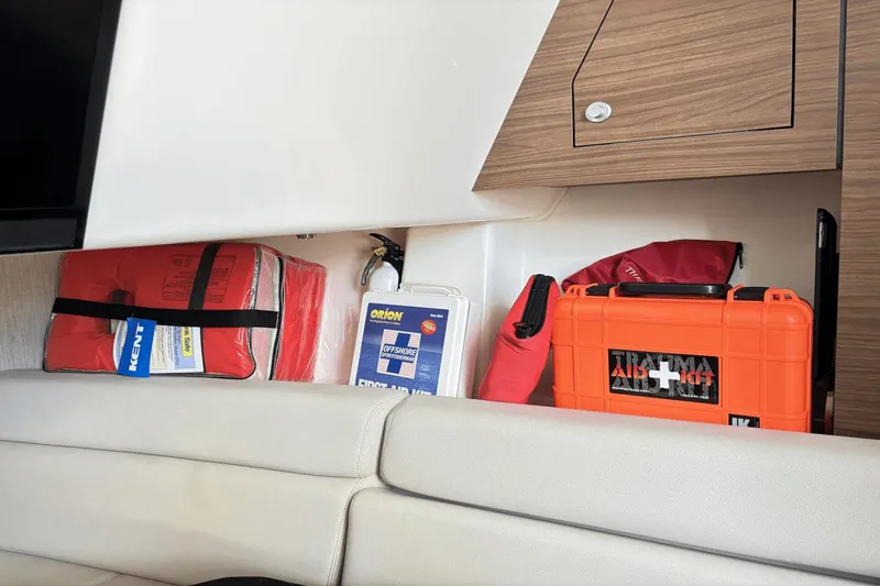 Slide: The Image of Boston Whaler 350 Realm 2019 - 18