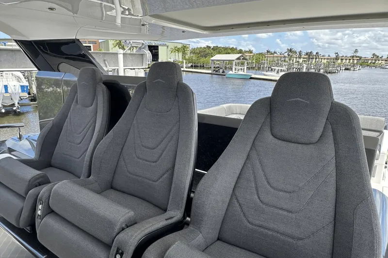 Slide: The Image of Azimut 47 VERVE 2022 - 10