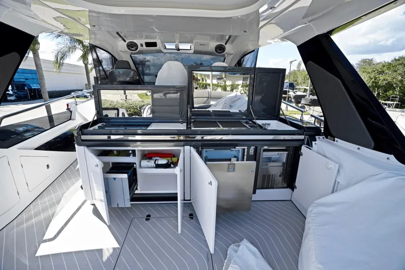 Slide: The Image of Azimut 47 VERVE 2022 - 12