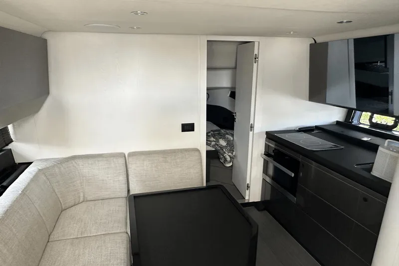 Slide: The Image of Azimut 47 VERVE 2022 - 17