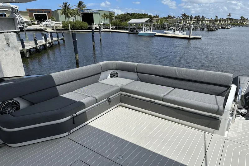 Slide: The Image of Azimut 47 VERVE 2022 - 7