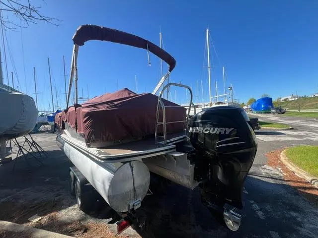 Slide: The Image of 2014 Harris FloteBote Grand Mariner 250 pontoon boat with Mercury outboard motor. - 10
