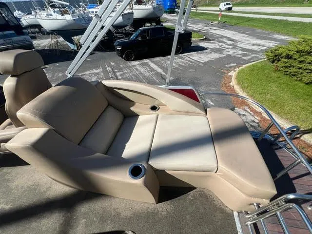 Slide: The Image of 2014 Harris FloteBote Grand Mariner 250 boat with beige seating and cup holders. - 17