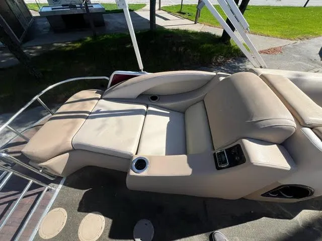 Slide: The Image of 2014 Harris FloteBote Grand Mariner 250 boat with beige seating and cup holder. - 19