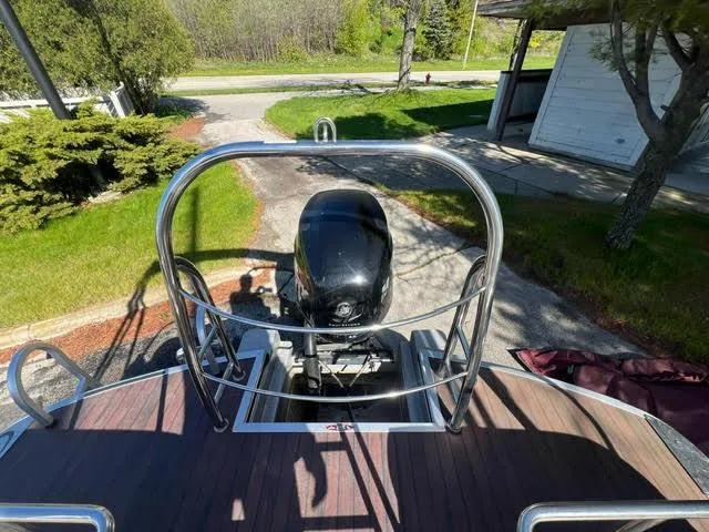 Slide: The Image of 2014 Harris FloteBote Grand Mariner 250 pontoon boat rear view with outboard motor. - 40