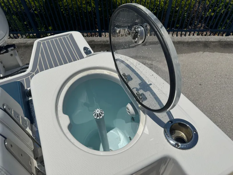 Slide: The Image of Robalo 31 - Livewell - 12