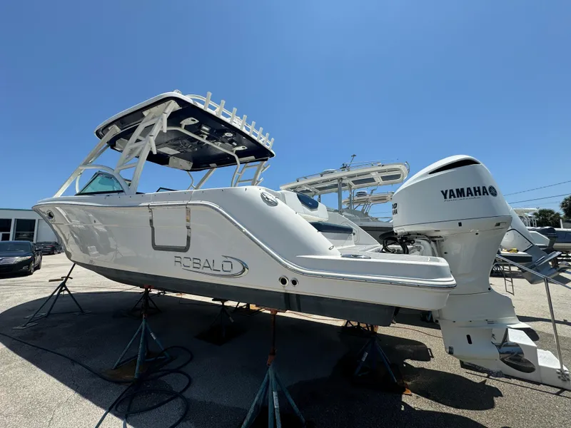 Slide: The Image of Robalo 31 - Profile on Stands - 15