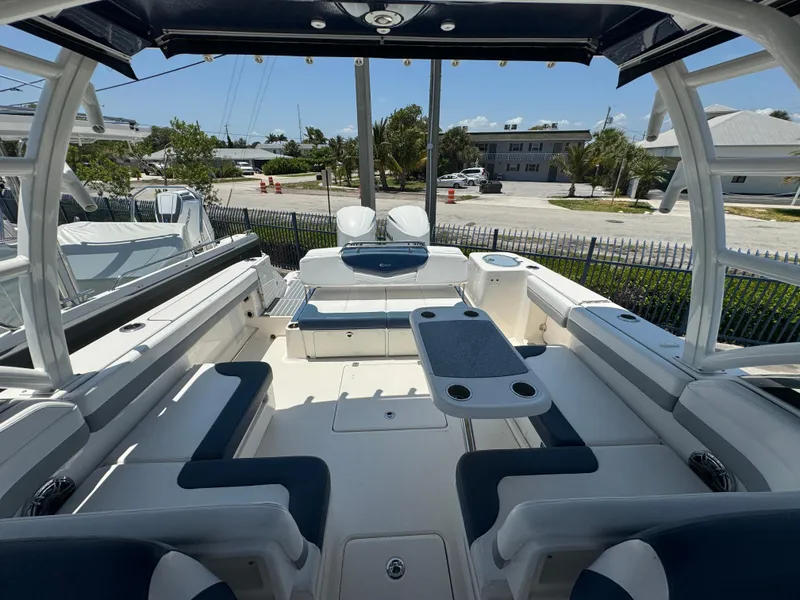 Slide: The Image of Robalo 31 - Seating - 3