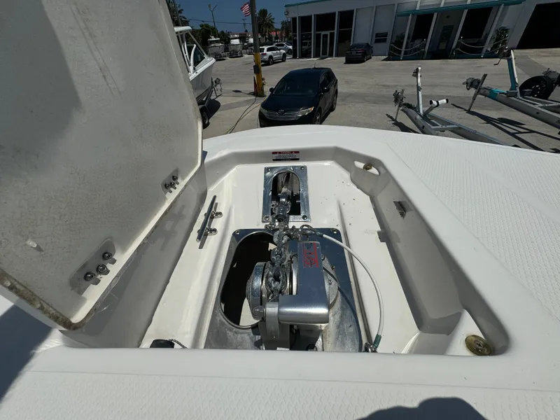 Slide: The Image of Robalo 31 - Anchor Windlass - 4