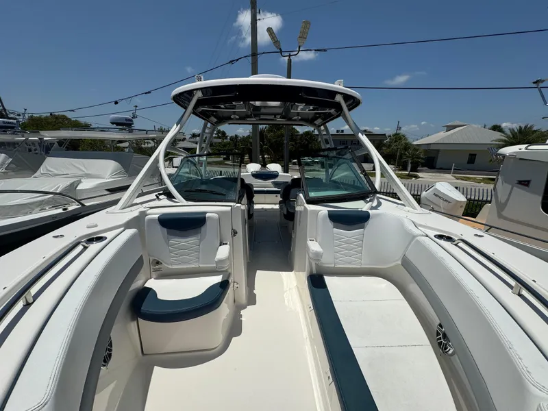 Slide: The Image of Robalo 31 - Helm Deck Seating - 5